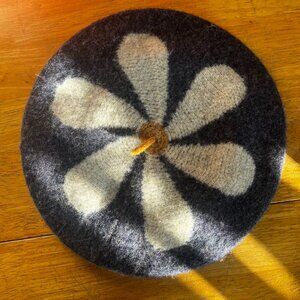 Daisy Wool Beret Hat OS GUC Urban Outfitters